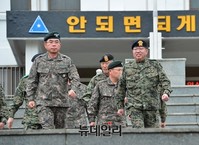 [포토] 이취임식 입장하는 '김요환 참모총장-전인범 사령관'