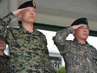 [포토] 거수경례하는 김요환 참모총장-장경석 신임사령관