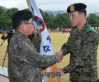 [포토] 특수전사령부 부대기 받는 장경석 신임사령관