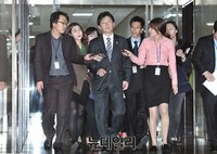 [포토] 긴급 최고위원회의 참석하는 유승민 원내대표