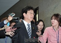 [포토] 회의장으로 들어가는 유승민 원내대표