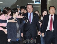 [포토] 기자들의 질문에 답하는 서청원 최고위원