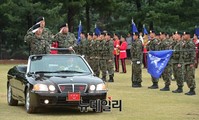[포토] 특수전사령부 열병하는 사령관