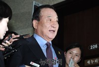 [포토] 회의장으로 들어가는 서청원 최고위원