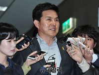 [포토] 기자들의 질문에 답하는 김태호 최고위원