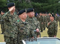 [포토] 특수전사령부 열병하는 사령관