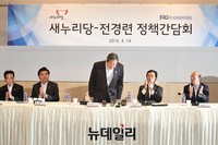 [포토] 인사하는 새누리당 김무성 대표