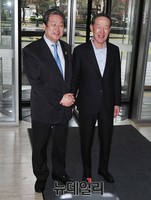 [포토] 악수 나누는 김무성 대표와 허창수 전경련 회장