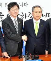 [포토] 악수하는 '유승민-우윤근' 여야 원내대표