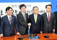 [포토] 성완종리스트 관련 주례회동에서 만난 여야 지도부