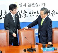 [포토] 자리 권하는 여야 원내대표