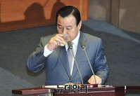 [포토] 목타는 이완구 국무총리