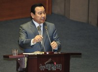 [포토] 의원들의 질문에 답하는 이완구 국무총리