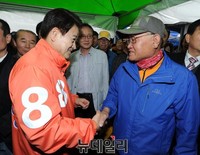 [포토] 지지자와과 인사하는 정동영 후보