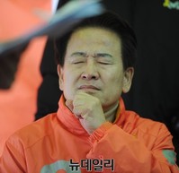 [포토] 생각에 잠긴 무소속 정동영 후보