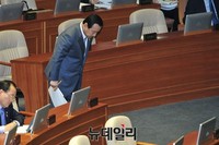 [포토] 단상으로 향하는 이완구 국무총리