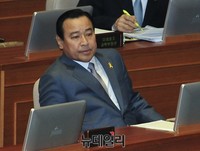 [포토] 국회 본회의에 참석한 이완구 국무총리