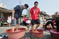 [포토] 빨래 봉사하는 오세훈 전 시장과 오신환 후보