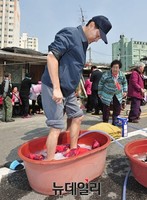 [포토] 이불빨래 봉사하는 오세훈 전 서울시장