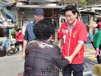 [포토] 빨래하며 지역 주민들과 대화 나누는 오신환 후보