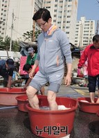 [포토] 빨래 봉사하는 김문수 전 경기도지사