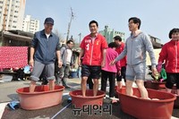 [포토] 빨래 봉사하는 오신환-김문수-오세훈