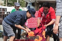 [포토] 이불빨래 옮기는 오신환 후보와 오세훈 전 시장