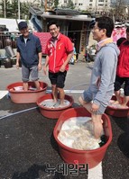 [포토] 빨래 봉사로 모인 오신환-김문수-오세훈