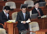 [포토] 굳은 표정으로 단상향하는 이완구 총리