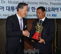 [포토] 에티오피아 대통령에 선물 전달하는 허창수 회장