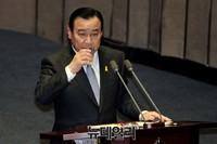 [포토] 물마시는 이완구 국무총리