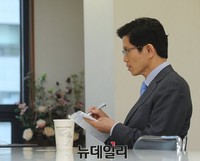 [포토] 인터뷰중 메모하는 김문수 의원