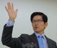 [포토] 인터뷰하는 김문수 새누리당 보수혁신특별위원장
