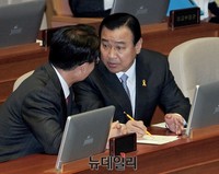 [포토] 대화 나누는 이완구 총리와 새누리당 조해진 의원