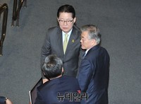 [포토] 대화 나누는 문재인 대표와 박지원 의원