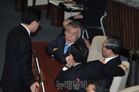 [포토] 대화 나누는 문재인 대표와 지도부