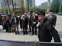 [포토] 사진 설명하는 안재철 월드피스자유연합 이사장