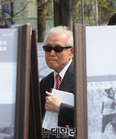 [포토] 광복 70주년 사진전 관람하는 이인수 박사