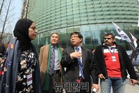 [포토] 사진전 설명하는 안재철 이사장