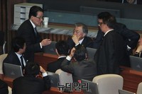 [포토] 대화 나누는 문재인 대표와 박지원 의원