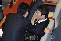 [포토] 대화 나누는 유승민 원내대표와 김성태 의원