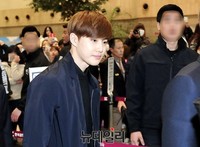 [포토] 지친 얼굴로 출국장으로 들어서는 엑소 멤버 수호