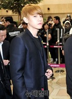 [포토] 시크한 눈빛으로 출국장 들어서는 백현