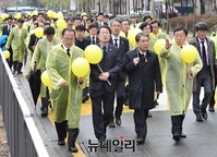 [포토] 단원고로 행진하는 추모객들