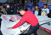 [포토] 노란리본 찢는 퍼포먼스 선보이는 장기정 대표