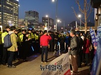 [포토] 경찰에 둘러싸여 기자회견 가지는 자유청년연합