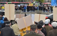 [포토] 세종대로 사이에 두고 신경전
