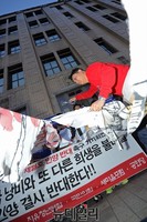 [포토] 노란리본 찢는 퍼포먼스하는 자유청년연합 장기정 대표