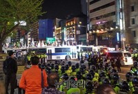 [포토] 경찰과 대치중인 세월호 시위대