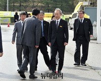 [포토] 관계자들과 인사 나누는 이석태 위원장